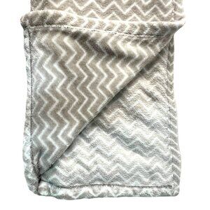 Circo Throw Gray Chevron Pattern 60”" x 45”Polyester Soft & Cozy 19b